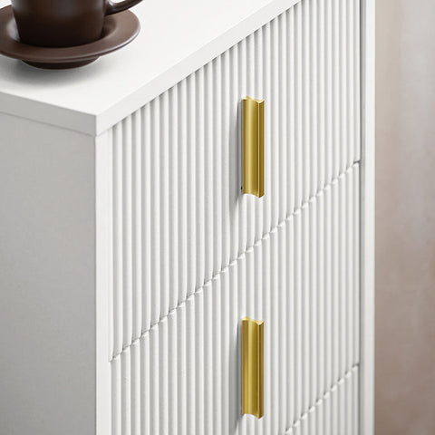 Rootz Modern Nachtkastje - Salontafel - Bijzettafel - 3 Laden voor Gemakkelijke Organisatie - Vloerbeschermers - Elegant Wit met Gouden Handvatten - 40cm x 63cm x 40cm