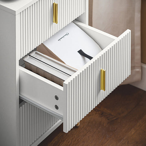 Rootz Modern Nachtkastje - Salontafel - Bijzettafel - 3 Laden voor Gemakkelijke Organisatie - Vloerbeschermers - Elegant Wit met Gouden Handvatten - 40cm x 63cm x 40cm