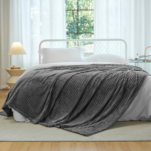 Rootz Cuddly Flannel Blanket - Fluffy & Lint-Free Throw - Cozy & Warm Cover - 220x240cm - Grey - Breathable & Soft