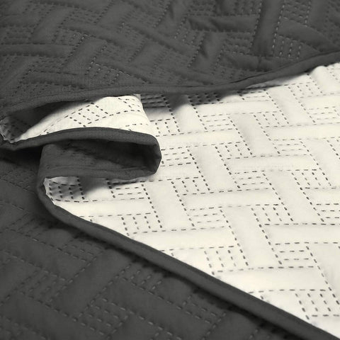 Rootz Daily Blanket - Bed Cover - Quilted Throw - Geometric Pattern - Ultra Soft Comfort - Grey, White Patchwork - 170 x 210 cm