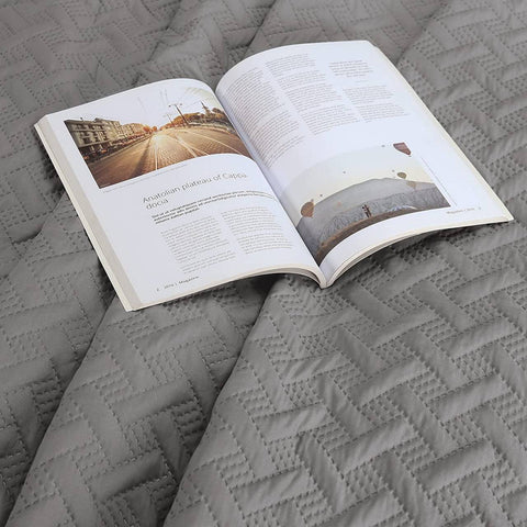 Rootz Daily Blanket - Bedspread - Quilted Throw - Reversible Comfort - 170 x 210 cm, Grey Geometric Pattern