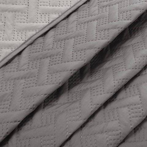 Rootz Daily Blanket - Bedspread - Quilted Throw - Reversible Comfort - 170 x 210 cm, Grey Geometric Pattern