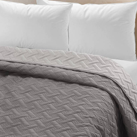 Rootz Daily Blanket - Bedspread - Quilted Throw - Reversible Comfort - 170 x 210 cm, Grey Geometric Pattern