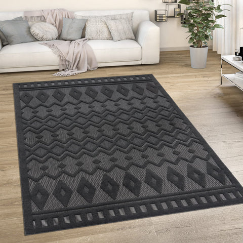 Indoor & Outdoor Rug – Geometric Design – Durable Short Pile – Easy to Clean – Versatile Use