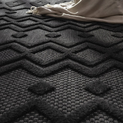 Indoor & Outdoor Rug – Geometric Design – Durable Short Pile – Easy to Clean – Versatile Use