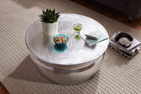 Rootz Couchtisch – Beistelltisch aus silbernem Aluminium – orientalischer runder Couchtisch – Wohnzimmertisch aus gehämmertem Metall – moderner Loungetisch im indischen Stil – 75 x 31 x 75 cm 