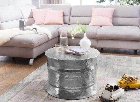 Rootz Couchtisch – Silbernes Aluminium – Orientalischer runder Beistelltisch – Flacher Couchtisch aus gehämmertem Metall – Wohnzimmertisch im modernen Design – Indischer Lounge-Stubtisch klein – 62 x 41 x 62 cm 