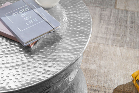 Rootz Couchtisch – Silbernes Aluminium – Orientalischer runder Beistelltisch – Flacher Couchtisch aus gehämmertem Metall – Wohnzimmertisch im modernen Design – Indischer Lounge-Stubtisch klein – 62 x 41 x 62 cm 