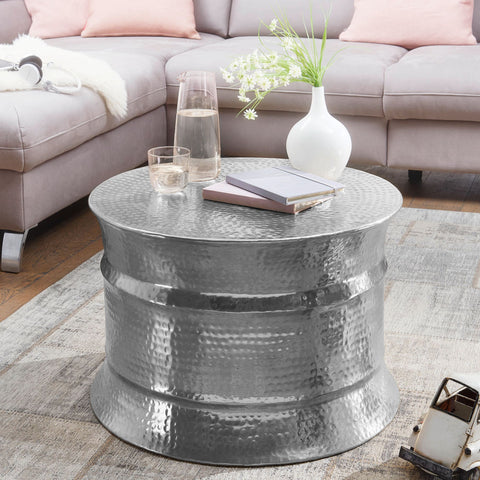 Rootz Couchtisch – Silbernes Aluminium – Orientalischer runder Beistelltisch – Flacher Couchtisch aus gehämmertem Metall – Wohnzimmertisch im modernen Design – Indischer Lounge-Stubtisch klein – 62 x 41 x 62 cm 