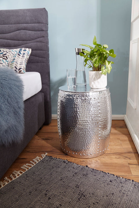 Rootz Beistelltisch – Silbernes Aluminium – Orientalischer runder Tisch – kleiner gehämmerter Akzenttisch – moderner Designer-Aktentisch aus Metall – schmaler Tisch – 42 x 49 x 42 cm 