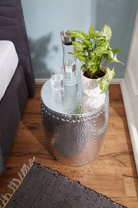 Rootz Beistelltisch – Silbernes Aluminium – Orientalischer runder Tisch – kleiner gehämmerter Akzenttisch – moderner Designer-Aktentisch aus Metall – schmaler Tisch – 42 x 49 x 42 cm 