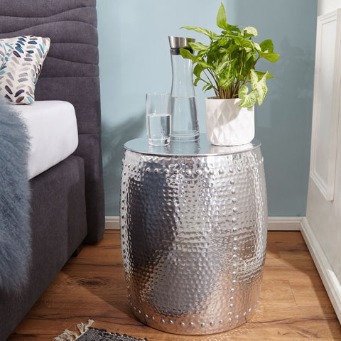Rootz Beistelltisch – Silbernes Aluminium – Orientalischer runder Tisch – kleiner gehämmerter Akzenttisch – moderner Designer-Aktentisch aus Metall – schmaler Tisch – 42 x 49 x 42 cm 