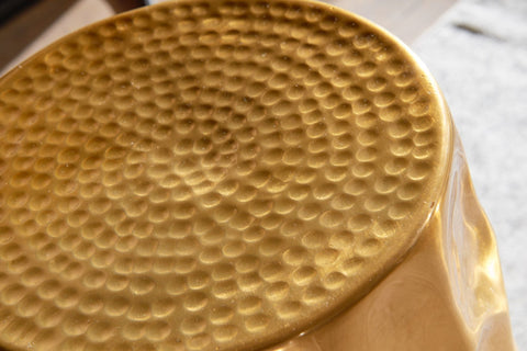 Rootz Beistelltisch – goldenes Aluminium – orientalischer runder Tisch – kleiner gehämmerter Akzenttisch – moderner Designer-Aktentisch aus Metall – schmaler kleiner Tisch – 30 x 47 x 30 cm 