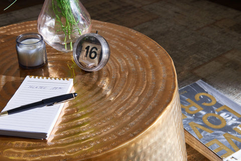 Rootz Couchtisch – orientalisches rundes Gold – Aluminium – flacher Couchtisch aus gehämmertem Metall – Wohnzimmertisch im modernen Design – kleiner indischer Loungetisch – 60 x 36 x 60 cm 