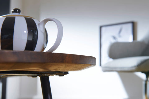 Rootz Couchtisch – Sheesham-Holz – schwarze Metallbeine – Nierenform – modernes Design – 122 x 36 x 63 cm 