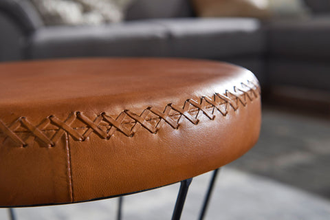 Rootz Hocker – Echtes Leder – Rundes Design – Dekorativer braun gepolsterter moderner Lederhocker – Metall – 35 x 48 x 35 cm 