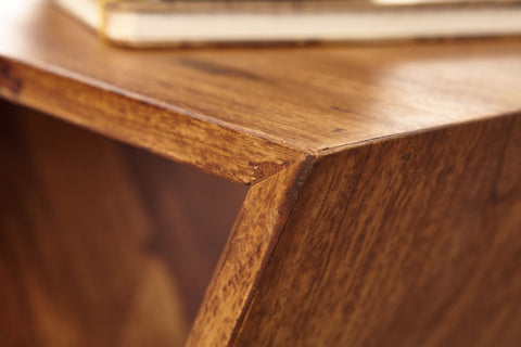 Rootz Beistelltisch – Wohnzimmertisch mit Regalen – Kleiner Couchtisch aus Echtholz – X-Form – Sheesham-Massivholz – 43 x 60 x 30 cm