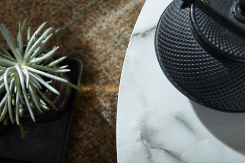 Rootz Couchtisch – Weißer Marmor-Look – Wohnzimmertisch mit Metallgestell – Runder Tisch mit Beistelltisch – 80 x 36 x 80 cm 