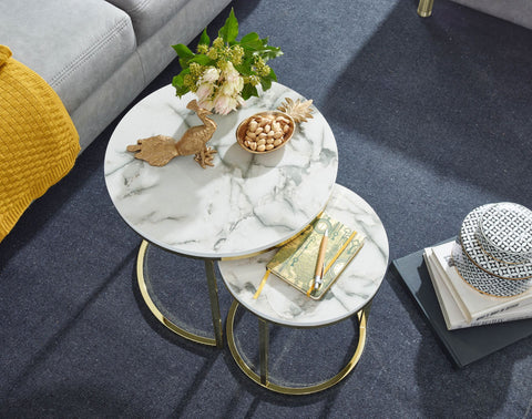 Runde Beistelltische von Rootz – 2er-Set in weißer Marmoroptik – Couchtisch mit goldenem Metallrahmen – moderne Satztische für kleine Wohnzimmer 