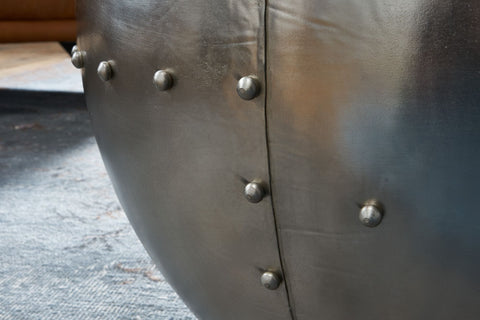 Rootz Couchtisch – Metall – Industrie-Rund – Design-Wohnzimmertisch mit Stauraum – Moderner silberner Lounge-Tisch – Mango-Massivholz – 60 x 43 x 60 cm