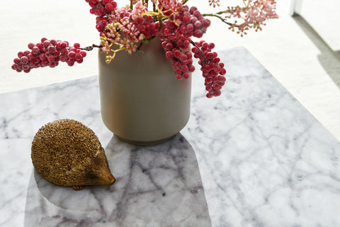 Rootz Couchtisch – Design in Marmoroptik – Würfelförmiger Wohnzimmertisch – Lounge-Beistelltisch – Weiß Hochglanz – 60 x 30 x 60 cm