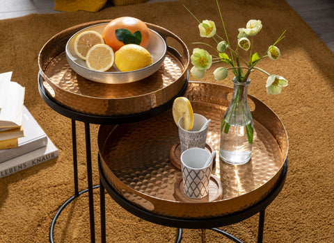 Runder Couchtisch von Rootz – Set mit 2 Satztischen aus goldschwarzem Metall mit Hammerschlag-Finish – runder Couchtisch mit abnehmbarem Tablett – moderner 2-teiliger Sofatisch mit Tablett