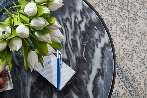 Rootz Couchtisch – Holz-Metallkorb mit Marmorplatte – rundes Design mit Stauraum – moderner schwarzer Wohnzimmertisch – Beistelltisch – 60,5 x 60,5 x 37 cm