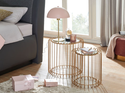 Rootz Set mit 2 Beistelltischen aus goldenem Korbgeflecht – runde Satztische aus Metall und Glas – moderne Wohnzimmertische mit Stauraum – abnehmbare Tischplatten – Couchtisch-Set