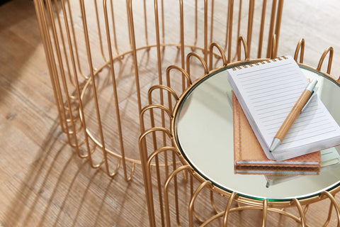 Rootz Set mit 2 Beistelltischen aus goldenem Korbgeflecht – runde Satztische aus Metall und Glas – moderne Wohnzimmertische mit Stauraum – abnehmbare Tischplatten – Couchtisch-Set