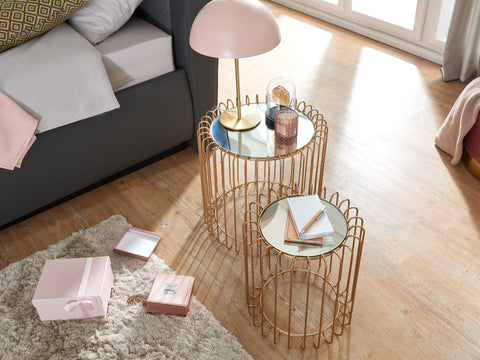 Rootz Set mit 2 Beistelltischen aus goldenem Korbgeflecht – runde Satztische aus Metall und Glas – moderne Wohnzimmertische mit Stauraum – abnehmbare Tischplatten – Couchtisch-Set