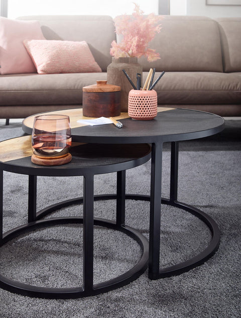 Rootz Couchtisch – 2er-Set runder Couchtisch aus Stein – Beistelltisch im modernen Design – runde Wohnzimmertische – Holztisch mit Satztischen aus Metall – massives Mangoholz 