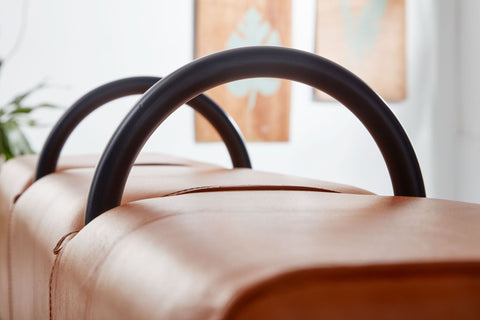 Rootz Bank – Echtes Leder – Moderne Lederbank – Springbock-Lederhocker mit Griffen – Gepolsterte Gymnastikbank aus Massivholz – 133 x 60,5 x 34 cm 