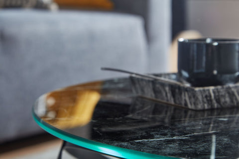 Rootz Couchtisch aus Glas – Runder Marmor-Look in Schwarz – Metallrahmen – Moderner kleiner Beistelltisch – 60 x 60 x 30 cm