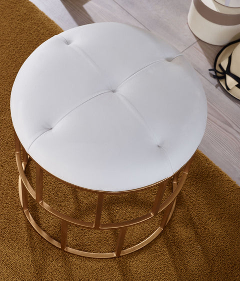 Rootz Ottoman – runder gepolsterter Fußhocker – kleiner Ottoman für Sofa – goldene Beine – Lounge-Stuhl-Beinstütze – Samthocker weiß – 44 x 48 x 44 cm