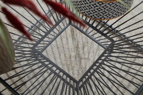 Rootz Quadratischer Couchtisch – Schwarz – Modernes Design – Kleiner Beistelltisch – Glas und Metall – 55 x 55 x 36 cm 