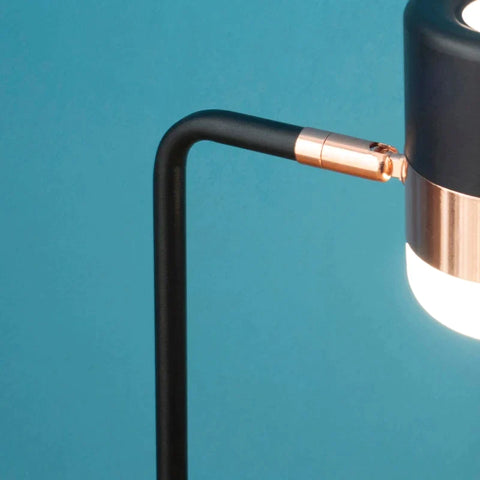 Rootz Tischlampe – Nachttischlampe – Wohnzimmer – Schlafzimmer – Arbeitszimmerlampe – Schwarz + Gold – 21 cm x 18 cm x 46 cm