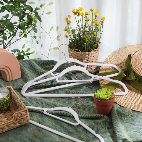 Rootz Hangers - Fluwelen Hangers - Kleerhangers - Set Van 30 Hangers - Kleerhangers - Kledinghangers - Kledinghangers - Kunststof Hangers - Wit - 45 x 0,6 x 23,5 cm
