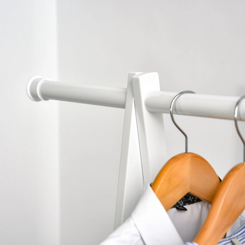 Rootz Kleiderständer – Garderobenständer – Garderobenständer – Stahl – Weiß – 2 Ablageflächen – 107,5 x 45 x 150 cm