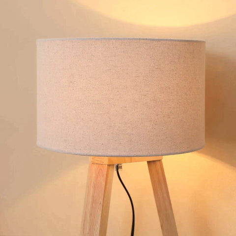 Rootz Tischlampe – Nachttischlampe – Schreibtischlampe – Tischlampe aus Holz – Leinen-Polyester – moderner Stil – Schlafzimmer – Wohnzimmer – Weiß + Natur – 28 cm x 28 cm x 58 cm