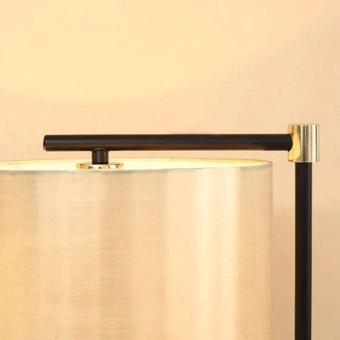 Rootz Stehlampe – Moderne Stehlampe mit E27-Fassung – goldener Lampenschirm – Wohnzimmer – Schlafzimmer – Gold + Schwarz + Natur – 48 cm x 32 cm x 152 cm