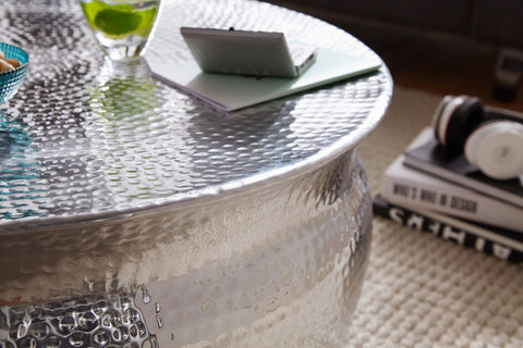 Rootz Couchtisch – Beistelltisch aus silbernem Aluminium – orientalischer runder Couchtisch – Wohnzimmertisch aus gehämmertem Metall – moderner Loungetisch im indischen Stil – 75 x 31 x 75 cm 