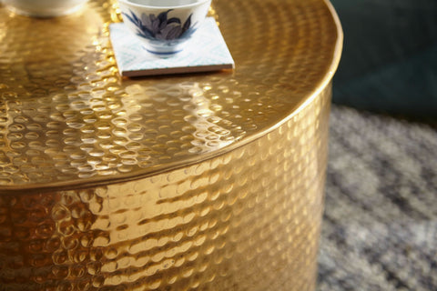 Rootz Couchtisch – orientalisches rundes Gold – Aluminium – flacher Beistelltisch aus gehämmertem Metall – Wohnzimmertisch im modernen Design – kleiner indischer Loungetisch – 61 x 40,5 x 61 cm 