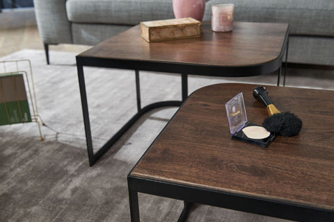 Rootz Couchtische – dunkle industrielle Wohnzimmertische – zusammensetzbare Beistelltische mit schwarzen Metallbeinen – 2-teilige zusammensetzbare Tischsets aus Holz – Set aus 2 Mango-Massivholz und Metall 