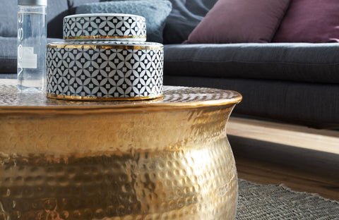 Rootz Couchtisch – goldener Aluminium-Beistelltisch – orientalischer runder Couchtisch – Wohnzimmertisch aus gehämmertem Metall – moderner Lounge-Tisch im indischen Stil – 75 x 31 x 75 cm 