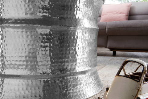 Rootz Couchtisch – Silbernes Aluminium – Orientalischer runder Beistelltisch – Flacher Couchtisch aus gehämmertem Metall – Wohnzimmertisch im modernen Design – Indischer Lounge-Stubtisch klein – 62 x 41 x 62 cm 