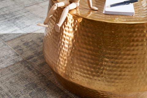 Rootz Couchtisch – orientalisches rundes Gold – Aluminium – flacher Couchtisch aus gehämmertem Metall – Wohnzimmertisch im modernen Design – kleiner indischer Loungetisch – 60 x 36 x 60 cm 