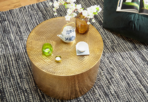 Rootz Couchtisch – orientalisches rundes Gold – Aluminium – flacher Beistelltisch aus gehämmertem Metall – Wohnzimmertisch im modernen Design – kleiner indischer Loungetisch – 61 x 40,5 x 61 cm 