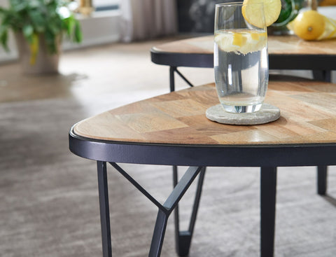 Rootz Satztische – Dreieckiges Design – 2er-Set brauner Couchtisch mit Metallbeinen – 2-teiliger Tischset-Satztisch aus Holz und schwarzem Metall – Mango-Akazien-Massivholz 