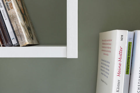 Rootz Wandregal – Hängeregal im modernen Design – Schwebendes Wandregal aus Holz – Schmales Bücherregal – Hohes dekoratives Schweberegal – Weiß – 36 x 90 x 13,5 cm 