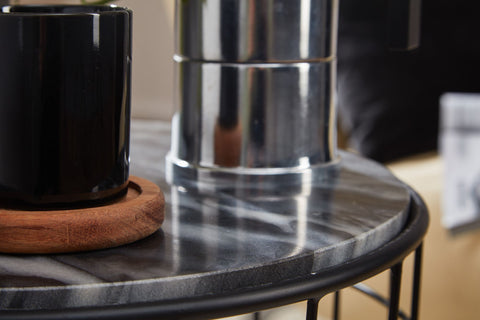 Rootz Bijzettafel - Marmeren Blad Hout-Metalen Mand - Rond Design met Opbergruimte - Moderne Zwarte Woonkamertafel - Bijzettafel - 38x38x50 cm